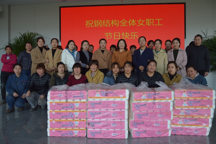 為女職工發(fā)放紀(jì)念品_副本.jpg 為女職工發(fā)放紀(jì)念品_副本.jpg