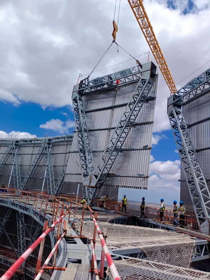 圖片1最后一榀鋼三角精準(zhǔn)就位 - 副本.jpg 圖片1最后一榀鋼三角精準(zhǔn)就位 - 副本.jpg